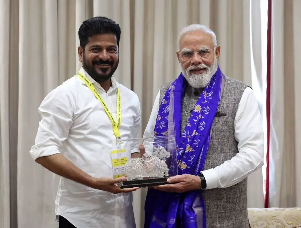 CM Revanth Reddy: తెలంగాణ అభివృద్ధికి 7 కీలక వరాలు ప్రకటించాలంటూ ప్రధాని మోదీని కోరిన సీఎం రేవంత్రెడ్డి.. మెట్రో నగరాలకు ప్రత్యేక నిధులు కేటాయించాలని విజ్ఞప్తి CM Revanth Reddy: తెలంగాణ అభివృద్ధికి 7 కీలక వరాలు ప్రకటించాలంటూ ప్రధాని మోదీని కోరిన సీఎం రేవంత్రెడ్డి.. మెట్రో నగరాలకు ప్రత్యేక నిధులు కేటాయించాలని విజ్ఞప్తి