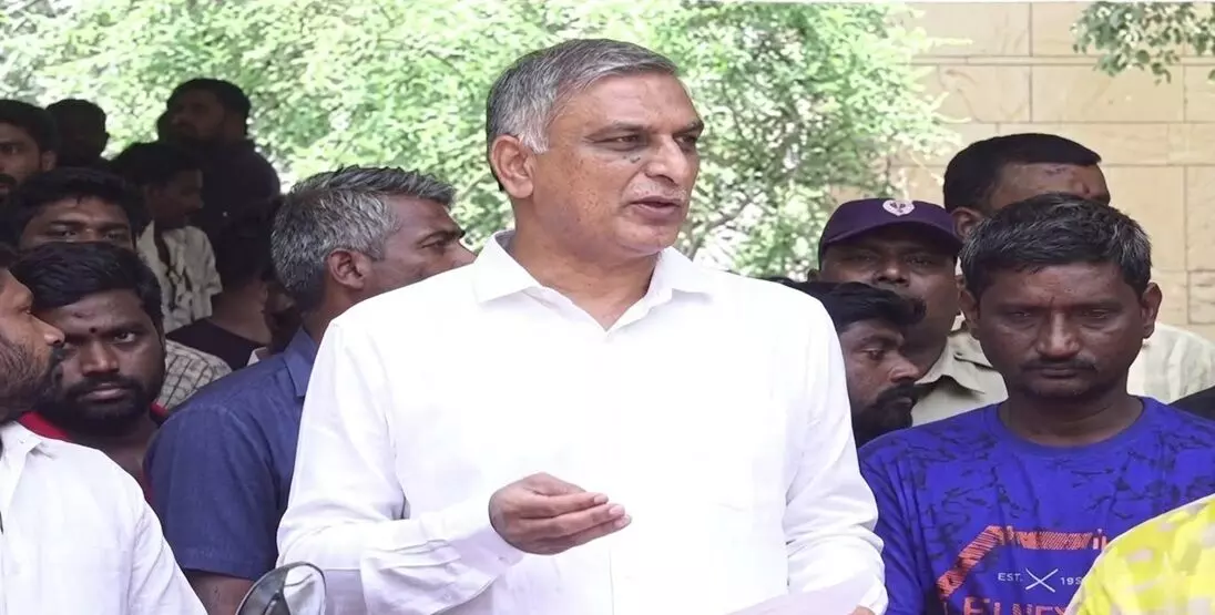 Harish Rao Alleges: కాంగ్రెస్ పాలనలో బాలికల భద్రత దెబ్బతిందని, విద్యార్థుల యూనిఫాం కాంట్రాక్టుల్లో రూ.2 వేల కోట్ల కుంభకోణం జరిగిందని హరీశ్రావు ఆరోపణ Harish Rao Alleges: కాంగ్రెస్ పాలనలో బాలికల భద్రత దెబ్బతిందని, విద్యార్థుల యూనిఫాం కాంట్రాక్టుల్లో రూ.2 వేల కోట్ల కుంభకోణం జరిగిందని హరీశ్రావు ఆరోపణ