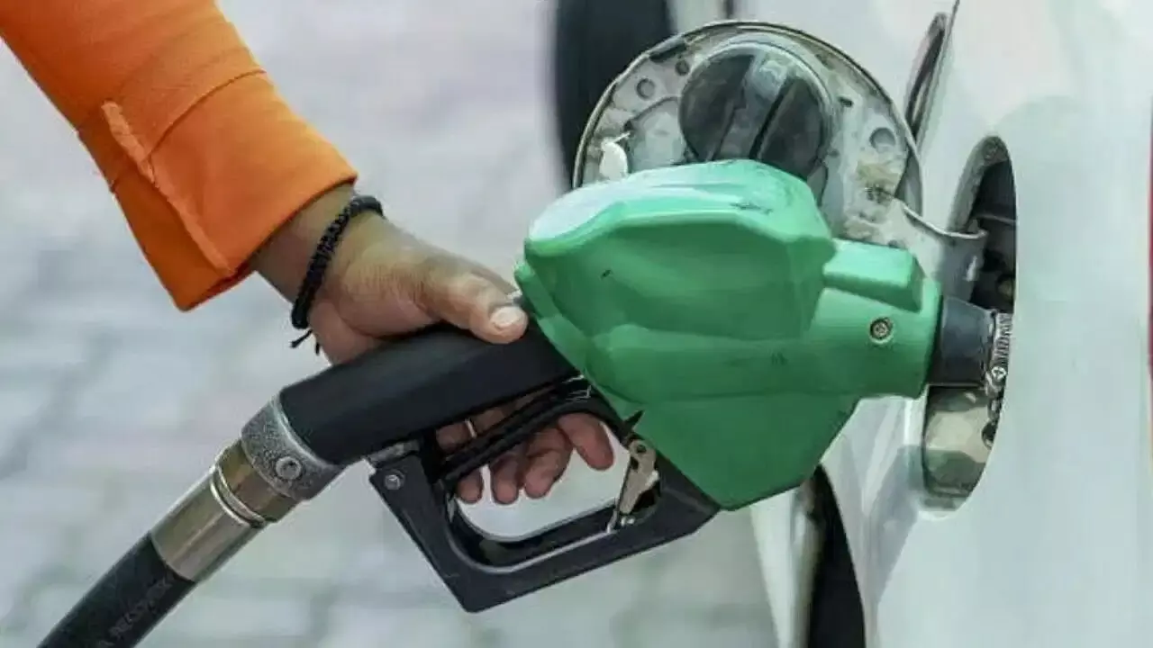 Fuel Crisis : పెట్రోల్, డీజిల్ అమ్మకాలపై కేంద్రం సంచలన నిర్ణయం.. కొనుగోళ్లపై లిమిట్ ఫిక్స్! Fuel Crisis : పెట్రోల్, డీజిల్ అమ్మకాలపై కేంద్రం సంచలన నిర్ణయం.. కొనుగోళ్లపై లిమిట్ ఫిక్స్!