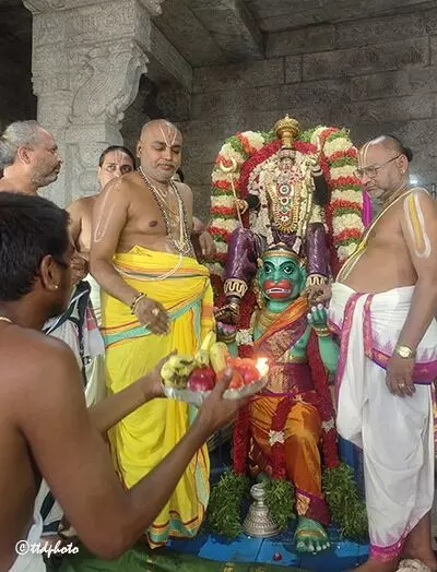 Divine Procession of Gokulananda: హనుమంత వాహనంపై శ్రీరామచంద్ర స్వరూపంలో గోకులానందుని దివ్య విహారం Divine Procession of Gokulananda: హనుమంత వాహనంపై శ్రీరామచంద్ర స్వరూపంలో గోకులానందుని దివ్య విహారం