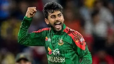 Bangladesh Captain: పిచ్పైనే వాంతులు.. ఆసుపత్రిలో చేరిన బంగ్లాదేశ్ కెప్టెన్ Bangladesh Captain: పిచ్పైనే వాంతులు.. ఆసుపత్రిలో చేరిన బంగ్లాదేశ్ కెప్టెన్