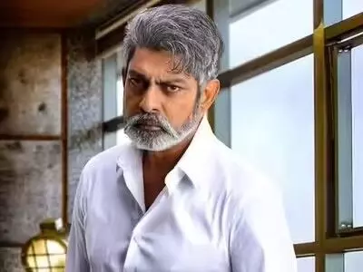 Jagapathi Babu’s Sensational Remarks: పెద్దిని తొక్కేయాలని చూస్తున్నారు.. జగపతిబాబు సంచలన వ్యాఖ్యలు.. Jagapathi Babu’s Sensational Remarks: పెద్దిని తొక్కేయాలని చూస్తున్నారు.. జగపతిబాబు సంచలన వ్యాఖ్యలు..