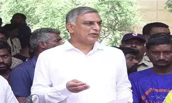Harish Rao Alleges: కాంగ్రెస్ పాలనలో బాలికల భద్రత దెబ్బతిందని, విద్యార్థుల యూనిఫాం కాంట్రాక్టుల్లో రూ.2 వేల కోట్ల కుంభకోణం జరిగిందని హరీశ్రావు ఆరోపణ Harish Rao Alleges: కాంగ్రెస్ పాలనలో బాలికల భద్రత దెబ్బతిందని, విద్యార్థుల యూనిఫాం కాంట్రాక్టుల్లో రూ.2 వేల కోట్ల కుంభకోణం జరిగిందని హరీశ్రావు ఆరోపణ