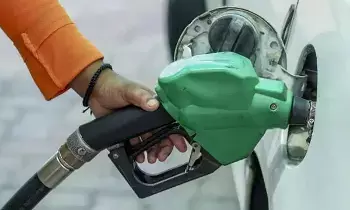 Fuel Crisis : పెట్రోల్, డీజిల్ అమ్మకాలపై కేంద్రం సంచలన నిర్ణయం.. కొనుగోళ్లపై లిమిట్ ఫిక్స్! Fuel Crisis : పెట్రోల్, డీజిల్ అమ్మకాలపై కేంద్రం సంచలన నిర్ణయం.. కొనుగోళ్లపై లిమిట్ ఫిక్స్!