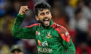 Bangladesh Captain: పిచ్పైనే వాంతులు.. ఆసుపత్రిలో చేరిన బంగ్లాదేశ్ కెప్టెన్ Bangladesh Captain: పిచ్పైనే వాంతులు.. ఆసుపత్రిలో చేరిన బంగ్లాదేశ్ కెప్టెన్
