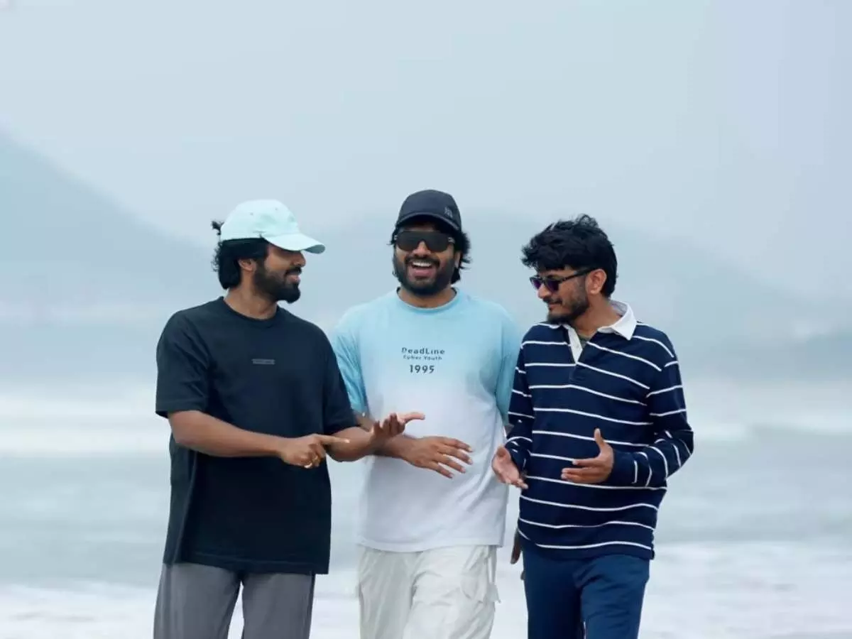 Anil Ravipudi’s Trademark Fun: అనిల్ రావిపూడి మార్క్ ఫన్.. మ్యూజిక్ డైరెక్టర్ని ఇసుక గుంతలో పూడ్చేశారుగా! Anil Ravipudi’s Trademark Fun: అనిల్ రావిపూడి మార్క్ ఫన్.. మ్యూజిక్ డైరెక్టర్ని ఇసుక గుంతలో పూడ్చేశారుగా!