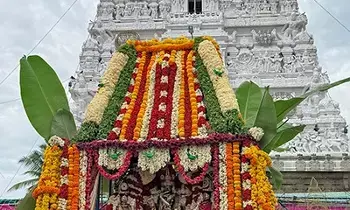 Gokulananda Blesses: రుక్మిణి–సత్యభామ సమేతుడై భక్తులను అనుగ్రహించిన గోకులానందుడు Gokulananda Blesses: రుక్మిణి–సత్యభామ సమేతుడై భక్తులను అనుగ్రహించిన గోకులానందుడు