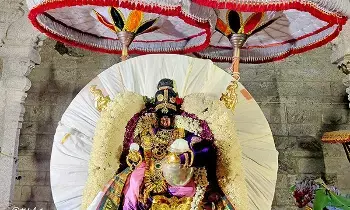 Sri Venugopala Swamy Charms: చంద్రప్రభ వాహనంపై నవనీత కృష్ణుడిగా భక్తులను మురిపించిన శ్రీ వేణుగోపాలస్వామి Sri Venugopala Swamy Charms: చంద్రప్రభ వాహనంపై నవనీత కృష్ణుడిగా భక్తులను మురిపించిన శ్రీ వేణుగోపాలస్వామి
