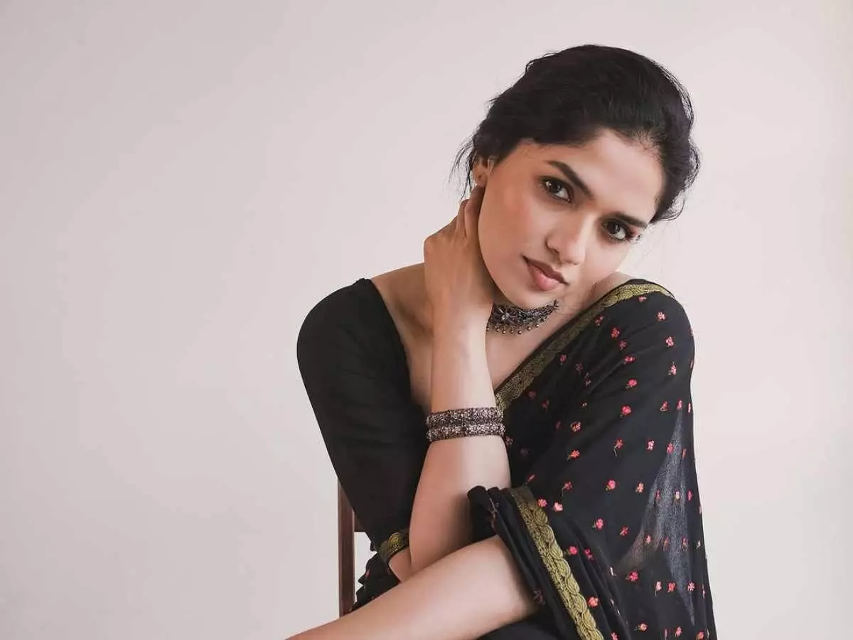 Actress Sunaina: దుబాయ్ యూట్యూబర్తో నటి సునైన నిశ్చితార్థం రద్దయిందా! Actress Sunaina: దుబాయ్ యూట్యూబర్తో నటి సునైన నిశ్చితార్థం రద్దయిందా!