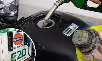 E20 Petrol : ఈ20 పెట్రోల్తో పాత బైకులు ఖరాబ్ అవుతున్నాయా?.. ఈ 5 చిట్కాలతో మీ ఇంజిన్ సేఫ్ E20 Petrol : ఈ20 పెట్రోల్తో పాత బైకులు ఖరాబ్ అవుతున్నాయా?.. ఈ 5 చిట్కాలతో మీ ఇంజిన్ సేఫ్