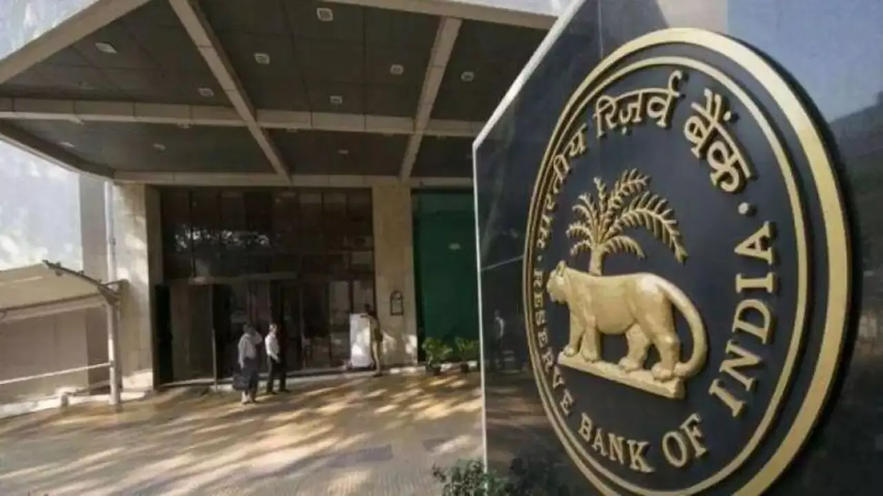 RBI : సెప్టెంబర్ 30 వరకే ఛాన్స్.. భారతీయ బ్యాంకుల్లో విదేశీ కరెన్సీ డిపాజిట్లకు భారీ వడ్డీ RBI : సెప్టెంబర్ 30 వరకే ఛాన్స్.. భారతీయ బ్యాంకుల్లో విదేశీ కరెన్సీ డిపాజిట్లకు భారీ వడ్డీ