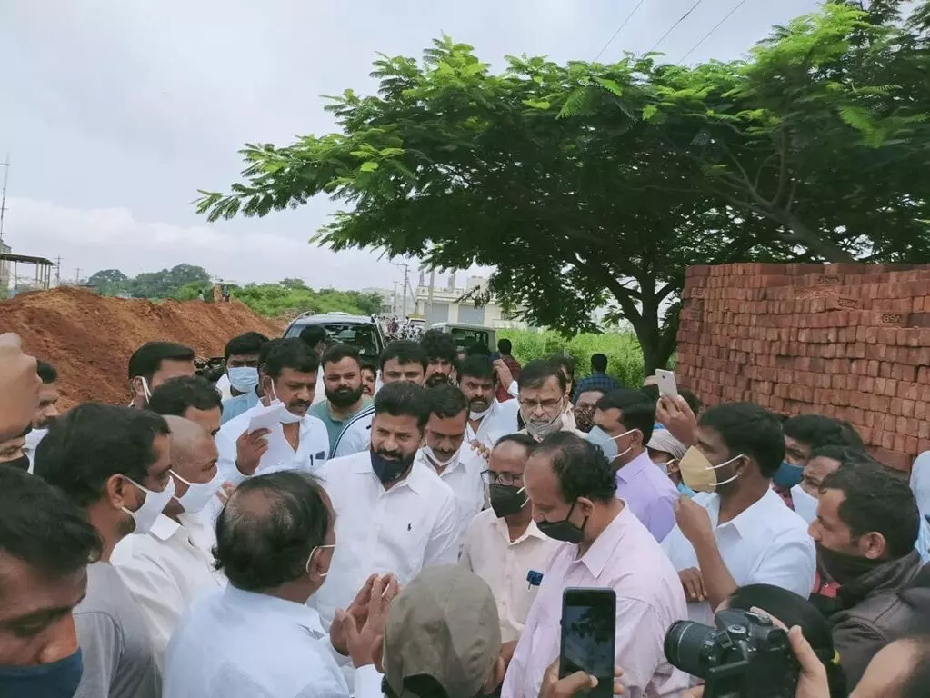 Vanamahotsavam: వనమహోత్సవం ప్రారంభించిన సీఎం రేవంత్ రెడ్డి.. హైదరాబాద్ను పచ్చదనంతో తీర్చిదిద్దాలని పిలుపు Vanamahotsavam: వనమహోత్సవం ప్రారంభించిన సీఎం రేవంత్ రెడ్డి.. హైదరాబాద్ను పచ్చదనంతో తీర్చిదిద్దాలని పిలుపు