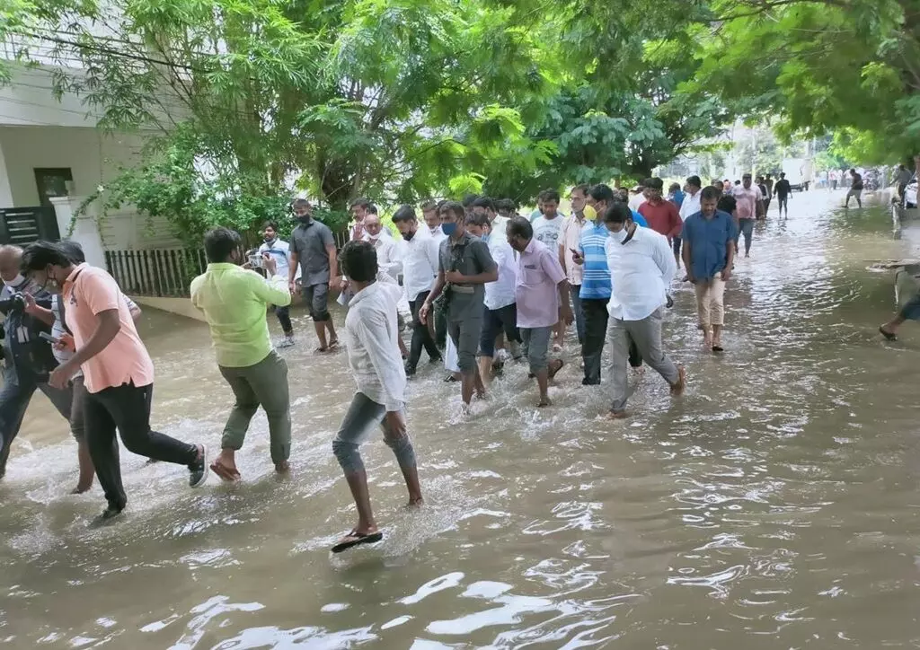Vanamahotsavam: వనమహోత్సవం ప్రారంభించిన సీఎం రేవంత్ రెడ్డి.. హైదరాబాద్ను పచ్చదనంతో తీర్చిదిద్దాలని పిలుపు Vanamahotsavam: వనమహోత్సవం ప్రారంభించిన సీఎం రేవంత్ రెడ్డి.. హైదరాబాద్ను పచ్చదనంతో తీర్చిదిద్దాలని పిలుపు