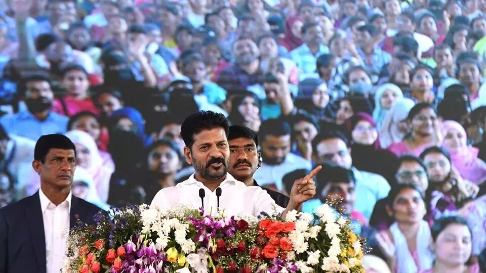 CM Revanth Reddy: విద్యార్థుల ఉజ్వల భవిష్యత్తు కోసం ప్రభుత్వం కృషి: సీఎం రేవంత్రెడ్డి CM Revanth Reddy: విద్యార్థుల ఉజ్వల భవిష్యత్తు కోసం ప్రభుత్వం కృషి: సీఎం రేవంత్రెడ్డి