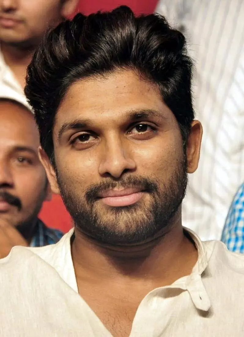 Sandhya Theatre Stampede Case: సంధ్య థియేటర్ తొక్కిసలాట ఘటన: అల్లు అర్జున్కు నాంపల్లి కోర్టు సమన్లు Sandhya Theatre Stampede Case: సంధ్య థియేటర్ తొక్కిసలాట ఘటన: అల్లు అర్జున్కు నాంపల్లి కోర్టు సమన్లు