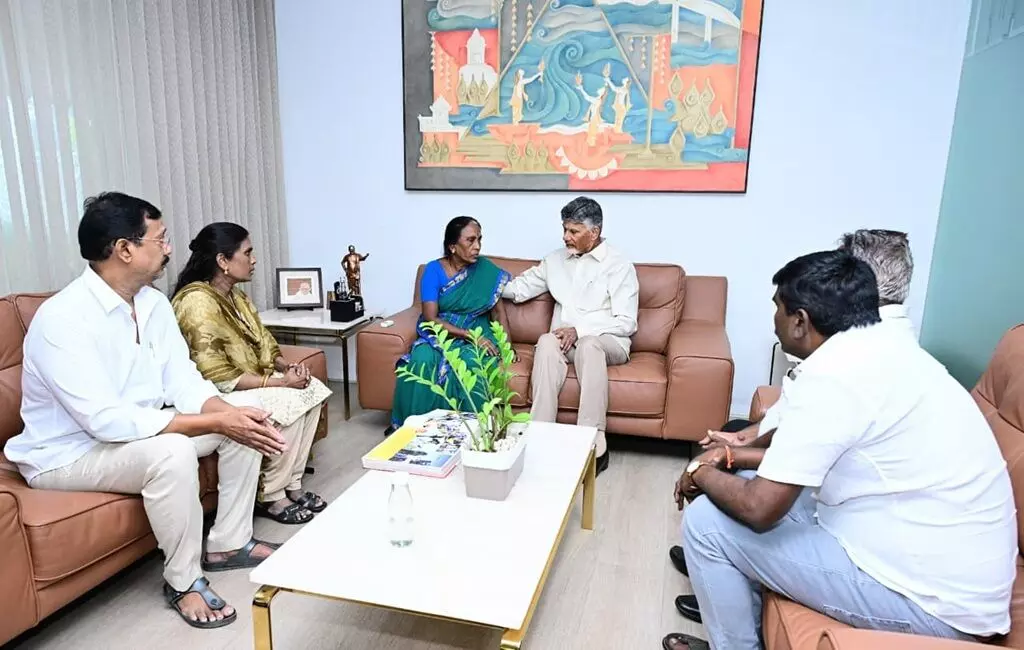 CM Chandrababu: సీఎం చంద్రబాబును కలిసిన సాయికృష్ణ కుటుంబసభ్యులు..ఉన్నతస్థాయి దర్యాప్తు చేస్తామని భరోసా CM Chandrababu: సీఎం చంద్రబాబును కలిసిన సాయికృష్ణ కుటుంబసభ్యులు..ఉన్నతస్థాయి దర్యాప్తు చేస్తామని భరోసా