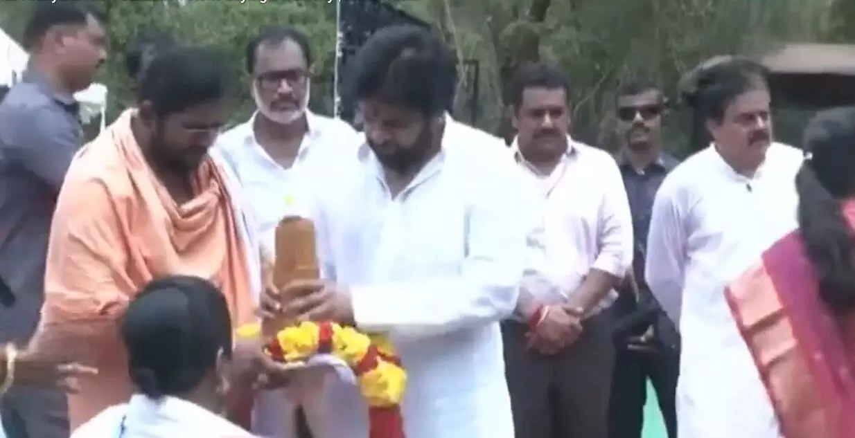 Deputy CM Pawan Kalyan: అరణ్యరామం భవనానికి శంకుస్థాపన చేసిన ఉపముఖ్యమంత్రి పవన్ కల్యాణ్ Deputy CM Pawan Kalyan: అరణ్యరామం భవనానికి శంకుస్థాపన చేసిన ఉపముఖ్యమంత్రి పవన్ కల్యాణ్