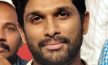 Sandhya Theatre Stampede Case: సంధ్య థియేటర్ తొక్కిసలాట ఘటన: అల్లు అర్జున్కు నాంపల్లి కోర్టు సమన్లు Sandhya Theatre Stampede Case: సంధ్య థియేటర్ తొక్కిసలాట ఘటన: అల్లు అర్జున్కు నాంపల్లి కోర్టు సమన్లు