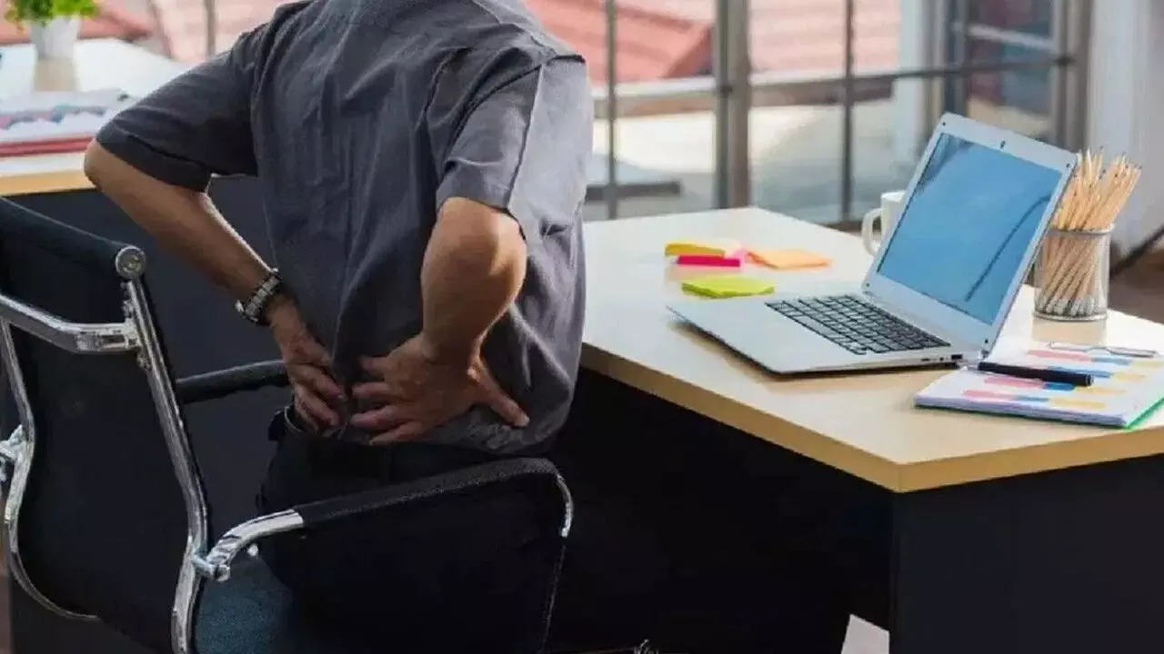 Sitting for Long Hours at Work: గంటల తరబడి ఒకే చోట కూర్చుని పనిచేస్తున్నారా? మీరు త్వరగా ముసలివాళ్లు అవ్వడం ఖాయం.. Sitting for Long Hours at Work: గంటల తరబడి ఒకే చోట కూర్చుని పనిచేస్తున్నారా? మీరు త్వరగా ముసలివాళ్లు అవ్వడం ఖాయం..