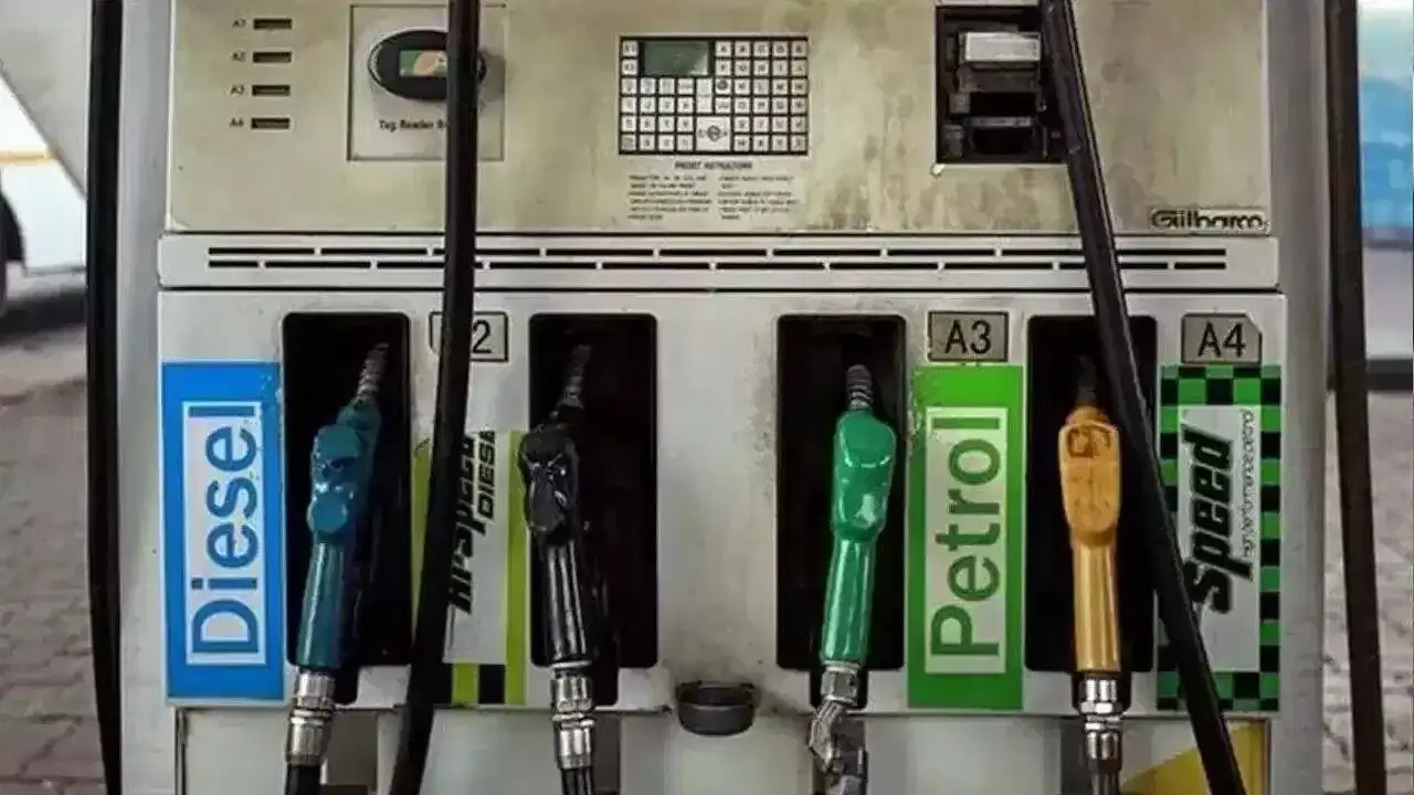 Crude Oil : భారీగా పతనమైన ముడి చమురు ధరలు.. దేశంలో పెట్రోల్, డీజిల్ రేట్లు తగ్గుతాయా? Crude Oil : భారీగా పతనమైన ముడి చమురు ధరలు.. దేశంలో పెట్రోల్, డీజిల్ రేట్లు తగ్గుతాయా?
