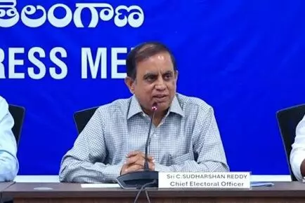 CEO Sudarshan Reddy: SIR ప్రధాన లక్ష్యం ఓటర్ల జాబితా శుద్ధి.. ఎవరూ ఆందోళన చెందాల్సిన అవసరం లేదు: సీఈవో సుదర్శన్ రెడ్డి CEO Sudarshan Reddy: SIR ప్రధాన లక్ష్యం ఓటర్ల జాబితా శుద్ధి.. ఎవరూ ఆందోళన చెందాల్సిన అవసరం లేదు: సీఈవో సుదర్శన్ రెడ్డి