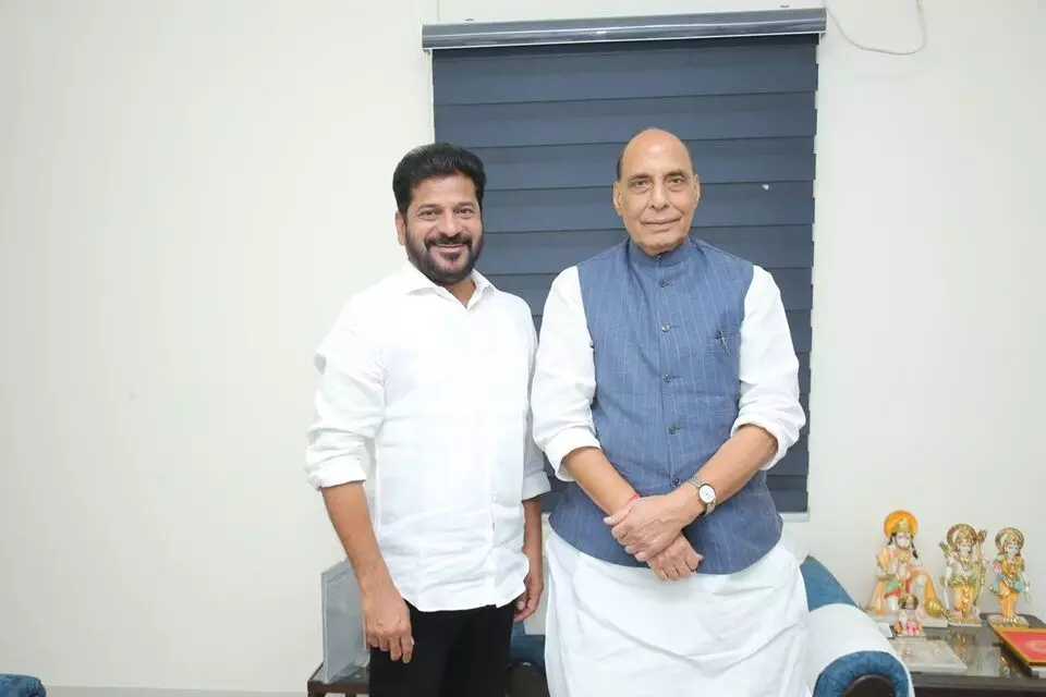 CM Revanth Reddy: రాజ్నాథ్ సింగ్తో సీఎం రేవంత్రెడ్డి కీలక భేటీ CM Revanth Reddy: రాజ్నాథ్ సింగ్తో సీఎం రేవంత్రెడ్డి కీలక భేటీ