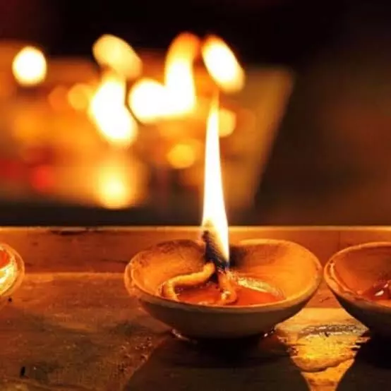 Rules While Lighting a Lamp at Home: ఇంట్లో దీపం వెలిగించేటప్పుడు ఈ నియమాలు పాటిస్తున్నారా? ఐశ్వర్యం, సానుకూల శక్తి కోసం ఎలా చేయాలి? Rules While Lighting a Lamp at Home: ఇంట్లో దీపం వెలిగించేటప్పుడు ఈ నియమాలు పాటిస్తున్నారా? ఐశ్వర్యం, సానుకూల శక్తి కోసం ఎలా చేయాలి?
