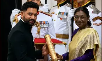 Rohit Sharma: హిట్ మ్యాన్ కు అరుదైన గౌరవం..రాష్ట్రపతి చేతుల మీదుగా పద్మశ్రీ అందుకున్న రోహిత్ Rohit Sharma: హిట్ మ్యాన్ కు అరుదైన గౌరవం..రాష్ట్రపతి చేతుల మీదుగా పద్మశ్రీ అందుకున్న రోహిత్