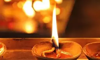 Rules While Lighting a Lamp at Home: ఇంట్లో దీపం వెలిగించేటప్పుడు ఈ నియమాలు పాటిస్తున్నారా? ఐశ్వర్యం, సానుకూల శక్తి కోసం ఎలా చేయాలి? Rules While Lighting a Lamp at Home: ఇంట్లో దీపం వెలిగించేటప్పుడు ఈ నియమాలు పాటిస్తున్నారా? ఐశ్వర్యం, సానుకూల శక్తి కోసం ఎలా చేయాలి?