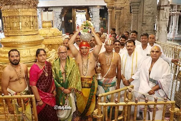 Sri Bhoga Srinivasa Murthy: శ్రీ భోగశ్రీనివాసమూర్తికి వేడుకగా ప్రత్యేక సహస్రకలశాభిషేకం Sri Bhoga Srinivasa Murthy: శ్రీ భోగశ్రీనివాసమూర్తికి వేడుకగా ప్రత్యేక సహస్రకలశాభిషేకం