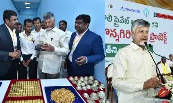 CM Chandrababu Naidu: జొన్నగిరి స్వర్ణగిరిగా మారుతోంది.. రాష్ట్రంలో సువర్ణయుగం ప్రారంభం!: ముఖ్యమంత్రి చంద్రబాబు నాయుడు CM Chandrababu Naidu: జొన్నగిరి స్వర్ణగిరిగా మారుతోంది.. రాష్ట్రంలో సువర్ణయుగం ప్రారంభం!: ముఖ్యమంత్రి చంద్రబాబు నాయుడు