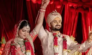 Akash Deep: పెళ్లి పీటలెక్కిన టీమిండియా పేసర్ ఆకాశ్ దీప్: వారణాసిలో ఘనంగా వివాహం Akash Deep: పెళ్లి పీటలెక్కిన టీమిండియా పేసర్ ఆకాశ్ దీప్: వారణాసిలో ఘనంగా వివాహం