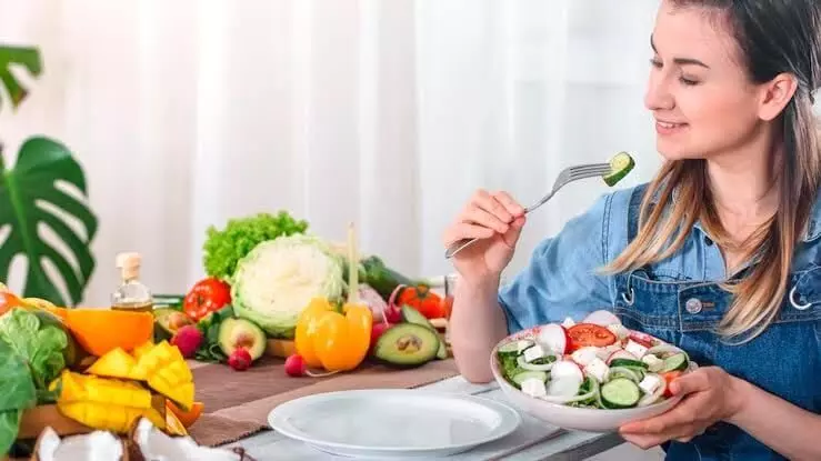 Avoid These Foods During the Monsoon: వర్షాకాలంలో ఈ ఆహార పదార్థాలకు ఎంత దూరంగా ఉంటే అంత మంచిది.. లేదంటే ఆసుపత్రి పాలే.. Avoid These Foods During the Monsoon: వర్షాకాలంలో ఈ ఆహార పదార్థాలకు ఎంత దూరంగా ఉంటే అంత మంచిది.. లేదంటే ఆసుపత్రి పాలే..