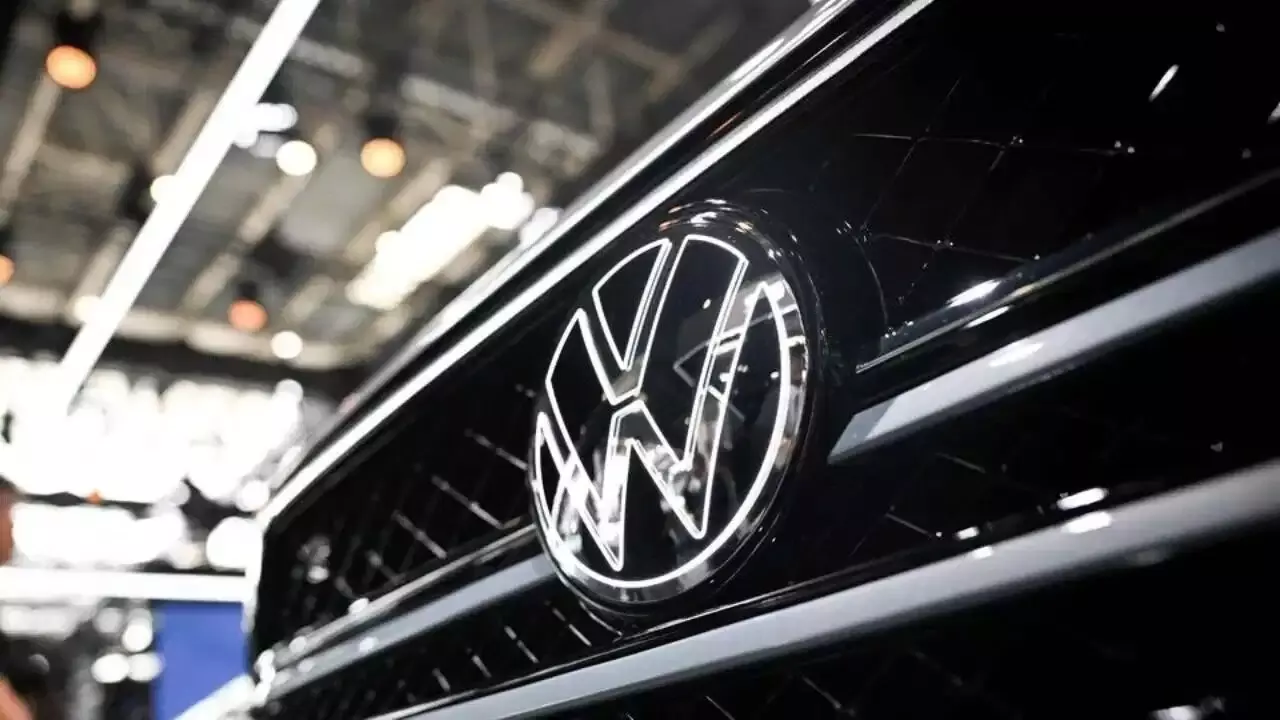 Volkswagen : ఆటోమొబైల్ ప్రపంచంలో పెను భూకంపం.. లక్ష మంది ఉద్యోగులను పీకేయనున్న ఫోక్స్వ్యాగన్ Volkswagen : ఆటోమొబైల్ ప్రపంచంలో పెను భూకంపం.. లక్ష మంది ఉద్యోగులను పీకేయనున్న ఫోక్స్వ్యాగన్