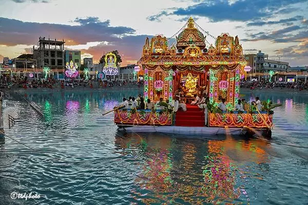 Sri Sundararaja Swamy: తిరుచానూరులో వైభవంగా తెప్పోత్సవాలు: పద్మసరోవరంలో విహరించిన శ్రీ సుందరరాజ స్వామి Sri Sundararaja Swamy: తిరుచానూరులో వైభవంగా తెప్పోత్సవాలు: పద్మసరోవరంలో విహరించిన శ్రీ సుందరరాజ స్వామి