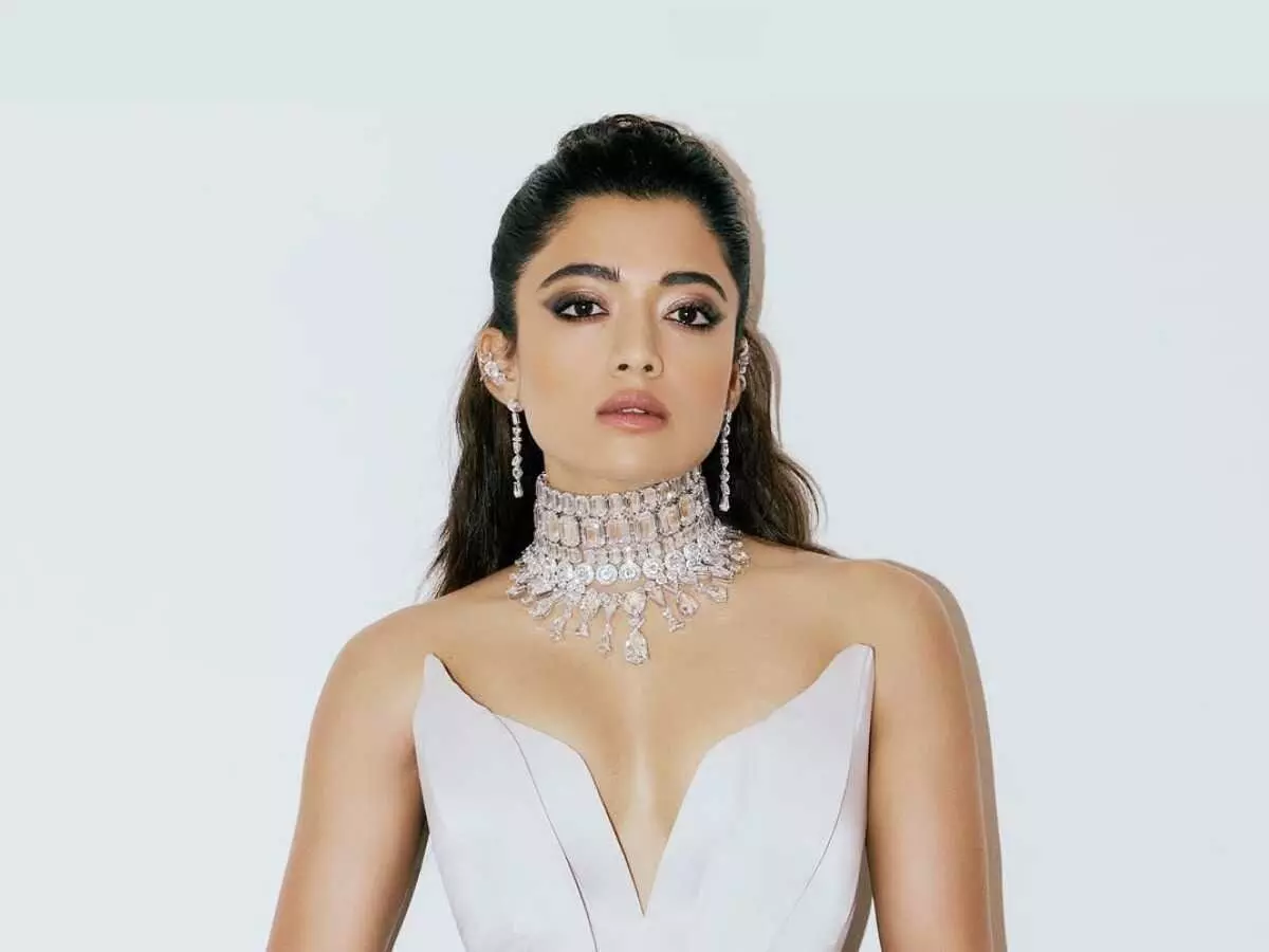 Rashmika Joins Allu Arjuns Raaka: అల్లు అర్జున్ ‘రాకా’లో రష్మిక.. జూలై నుంచే షూటింగ్ షురూ.. ఈసారి విలన్గా?! Rashmika Joins Allu Arjuns Raaka: అల్లు అర్జున్ ‘రాకా’లో రష్మిక.. జూలై నుంచే షూటింగ్ షురూ.. ఈసారి విలన్గా?!