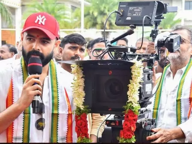 Ram Pothineni Turns Director: దర్శకుడిగా మారిన రామ్ పోతినేని.. సొంత బ్యానర్లో యాక్షన్ థ్రిల్లర్ షురూ.. Ram Pothineni Turns Director: దర్శకుడిగా మారిన రామ్ పోతినేని.. సొంత బ్యానర్లో యాక్షన్ థ్రిల్లర్ షురూ..