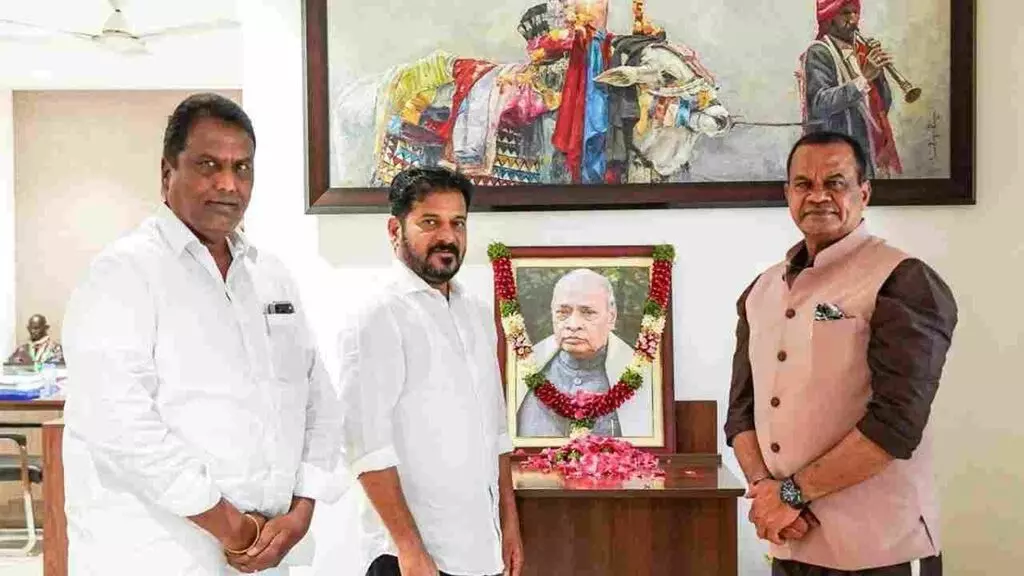Revanth Reddy Pays Tribute: పీవీ కీర్తి అజరామరం: రేవంత్రెడ్డి నివాళి Revanth Reddy Pays Tribute: పీవీ కీర్తి అజరామరం: రేవంత్రెడ్డి నివాళి