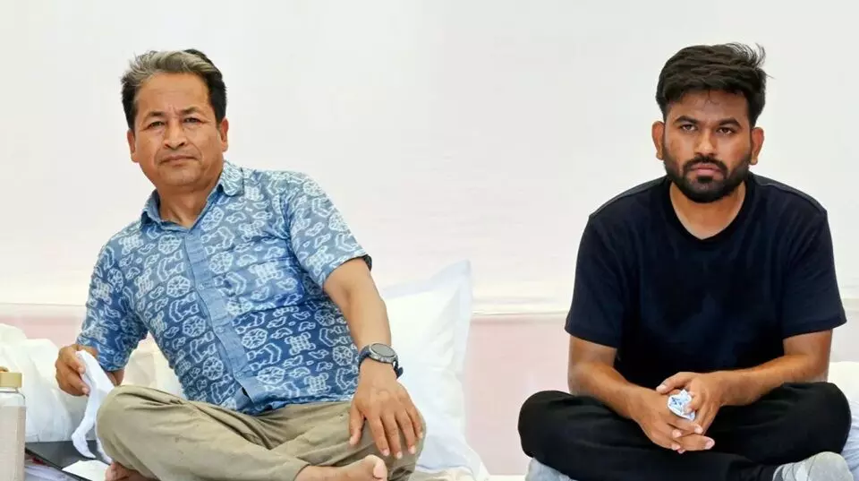 Sonam Wangchuk: సోనమ్ వాంగ్చుక్ నిరాహార దీక్ష ప్రారంభం.. కేంద్ర విద్యాశాఖ మంత్రి రాజీనామా డిమాండ్ Sonam Wangchuk: సోనమ్ వాంగ్చుక్ నిరాహార దీక్ష ప్రారంభం.. కేంద్ర విద్యాశాఖ మంత్రి రాజీనామా డిమాండ్