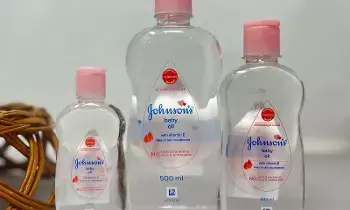 Baby Oil: బేబీ ఆయిల్ను పెద్దవాళ్లు ఎలా వాడుకోవాలో తెలుసా? Baby Oil: బేబీ ఆయిల్ను పెద్దవాళ్లు ఎలా వాడుకోవాలో తెలుసా?