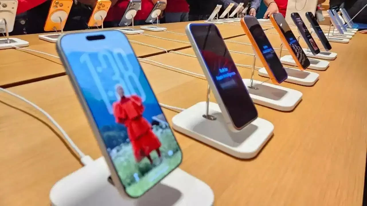Smartphone Price : కొత్త ఫోన్ కొంటున్నారా.. కాస్త ఆగండి.. భారీగా తగ్గనున్న స్మార్ట్ఫోన్ల ధరలు Smartphone Price : కొత్త ఫోన్ కొంటున్నారా.. కాస్త ఆగండి.. భారీగా తగ్గనున్న స్మార్ట్ఫోన్ల ధరలు