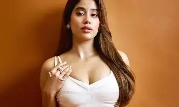 Janhvi Kapoor: కోలీవుడ్లోకి జాన్వీ కపూర్ ఎంట్రీ.. స్టార్ డైరెక్టర్ వెబ్ సిరీస్కు గ్రీన్ సిగ్నల్.. Janhvi Kapoor: కోలీవుడ్లోకి జాన్వీ కపూర్ ఎంట్రీ.. స్టార్ డైరెక్టర్ వెబ్ సిరీస్కు గ్రీన్ సిగ్నల్..