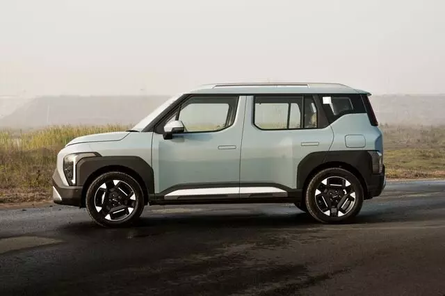 Kia Syros EV : టాటా నెక్సాన్ ఈవీ, మహీంద్రా ఎక్స్యూవీ 3XO లకు గట్టి పోటీ.. కియా నుంచి చౌకైన ఎలక్ట్రిక్ ఎస్యూవీ Kia Syros EV : టాటా నెక్సాన్ ఈవీ, మహీంద్రా ఎక్స్యూవీ 3XO లకు గట్టి పోటీ.. కియా నుంచి చౌకైన ఎలక్ట్రిక్ ఎస్యూవీ