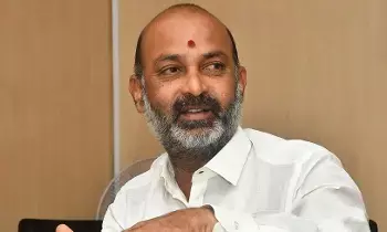 Union Minister Bandi Sanjay: కాంగ్రెస్, బీఆర్ఎస్ నాటకాలను చూసి ప్రజలు నవ్వుకుంటున్నారు: కేంద్ర హోం శాఖ సహాయ మంత్రి బండి సంజయ్ Union Minister Bandi Sanjay: కాంగ్రెస్, బీఆర్ఎస్ నాటకాలను చూసి ప్రజలు నవ్వుకుంటున్నారు: కేంద్ర హోం శాఖ సహాయ మంత్రి బండి సంజయ్