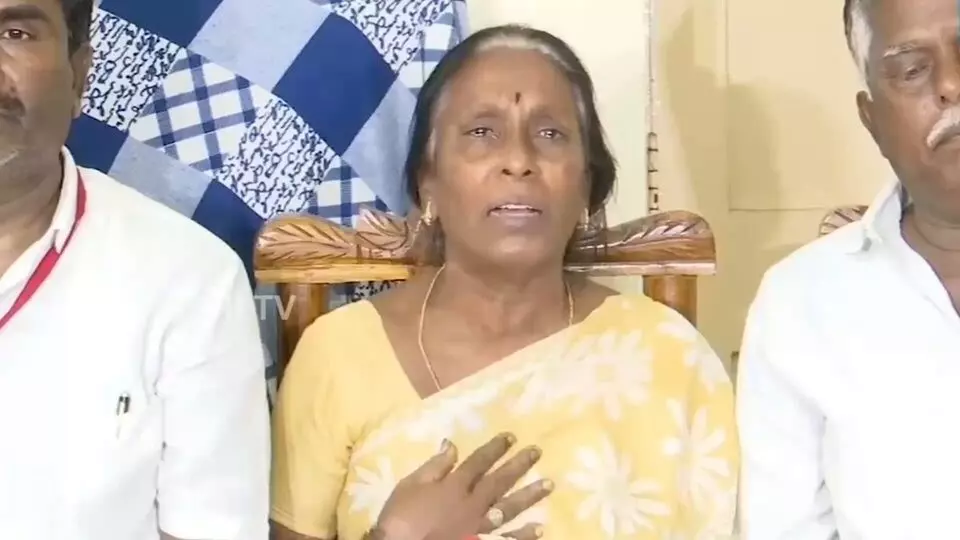 Sai Krishnas Mother: సాయికృష్ణ తల్లి విజయలక్ష్మి సంచలన ఆరోపణలు: సీఐ హత్య చేశాడు Sai Krishnas Mother: సాయికృష్ణ తల్లి విజయలక్ష్మి సంచలన ఆరోపణలు: సీఐ హత్య చేశాడు