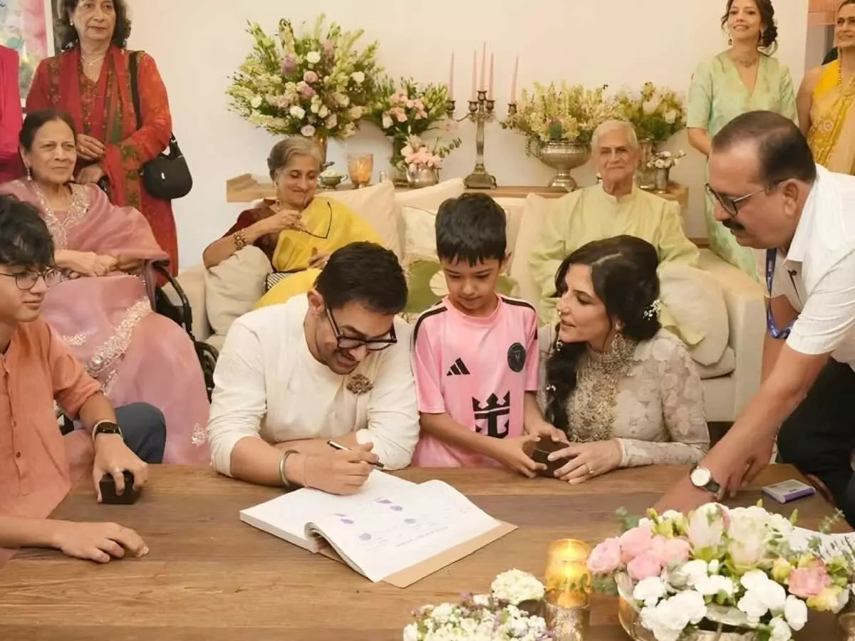 Aamir Khan: మూడోసారి పెళ్లి పీటలెక్కిన అమీర్ ఖాన్.. గౌరీ స్ప్రాట్ తో పెళ్లి! Aamir Khan: మూడోసారి పెళ్లి పీటలెక్కిన అమీర్ ఖాన్.. గౌరీ స్ప్రాట్ తో పెళ్లి!