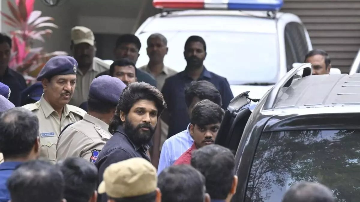 Sandhya Theatre Case: సంధ్య థియేటర్ కేసు: నాంపల్లి కోర్టులో వర్చువల్ గా హాజరైన అల్లు అర్జున్ Sandhya Theatre Case: సంధ్య థియేటర్ కేసు: నాంపల్లి కోర్టులో వర్చువల్ గా హాజరైన అల్లు అర్జున్