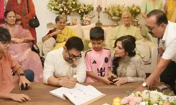 Aamir Khan: మూడోసారి పెళ్లి పీటలెక్కిన అమీర్ ఖాన్.. గౌరీ స్ప్రాట్ తో పెళ్లి! Aamir Khan: మూడోసారి పెళ్లి పీటలెక్కిన అమీర్ ఖాన్.. గౌరీ స్ప్రాట్ తో పెళ్లి!