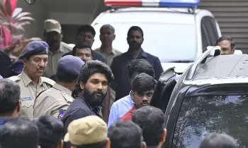 Sandhya Theatre Case: సంధ్య థియేటర్ కేసు: నాంపల్లి కోర్టులో వర్చువల్ గా హాజరైన అల్లు అర్జున్ Sandhya Theatre Case: సంధ్య థియేటర్ కేసు: నాంపల్లి కోర్టులో వర్చువల్ గా హాజరైన అల్లు అర్జున్