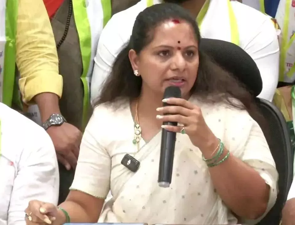 Kalvakuntla Kavitha: బీసీలకు 50% రిజర్వేషన్ల సాధనకు తీవ్ర పోరాటం: తెలంగాణ రక్షణ సేన అధ్యక్షురాలు కల్వకుంట్ల కవిత Kalvakuntla Kavitha: బీసీలకు 50% రిజర్వేషన్ల సాధనకు తీవ్ర పోరాటం: తెలంగాణ రక్షణ సేన అధ్యక్షురాలు కల్వకుంట్ల కవిత